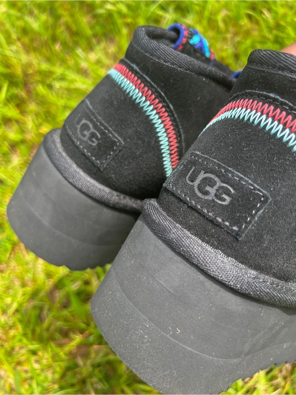 CLEAN UGG size 7 Womens Mini II Braid Platform Boots Black